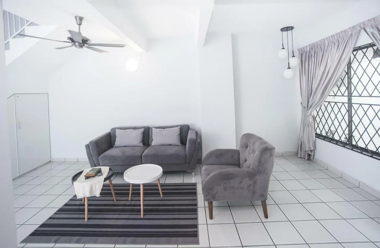 Green Lane By Plush Villa George Town